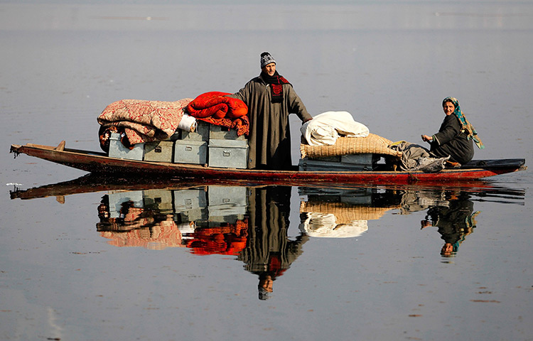 Photo highlights : People transport their belongings to a safer place after their houses were 