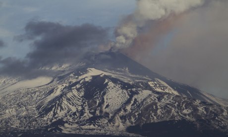 A new eruption of Mount Etna seen from the city of Catania