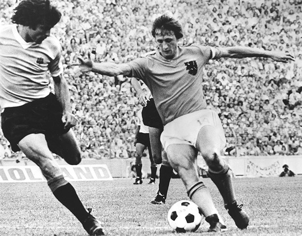 old players: Johan Cruyff in action