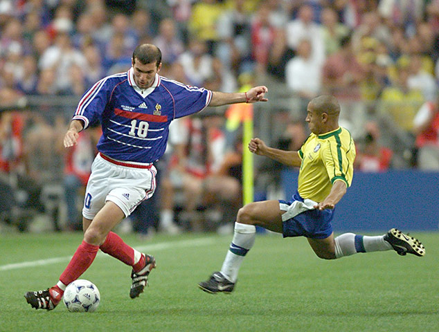 old players: French Zinedine Zidane is challenged