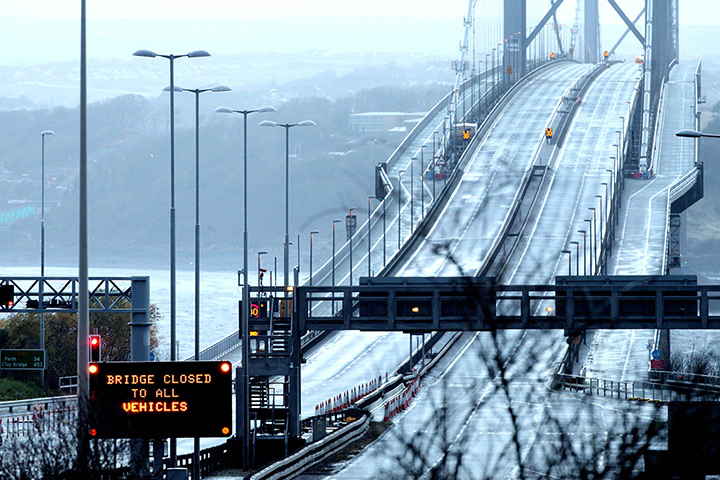Weather : The Forth road bridge was closed to all traffic at rush hour this morning  