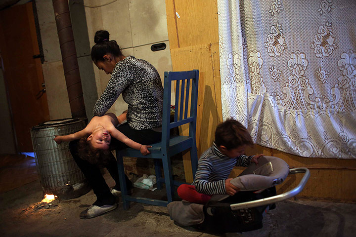 20 Photos: Maria changes the nappy of her daughter