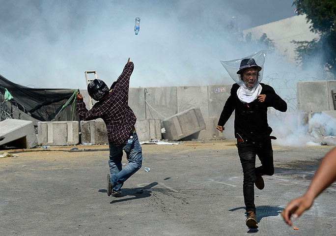 20 Photos: An anti-government protester throws water