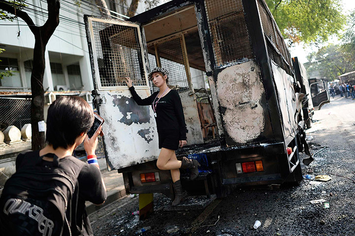 20 Photos: A girl poses for picturesin Bangkok