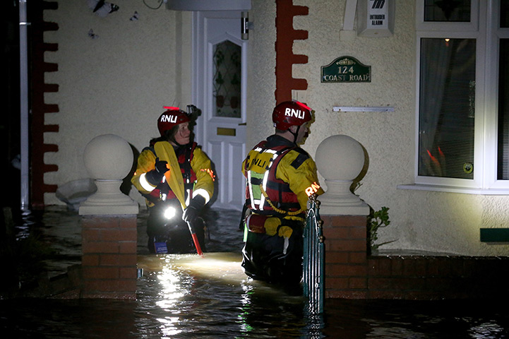 Weather UK: RNLI rescue personnell work through the night searching flooded properties 