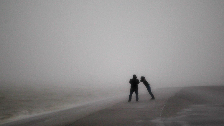 20 Photos: People walk on the North Sea beach