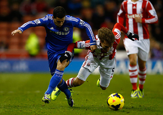 Prem Roundup: Chelsea's Eden Hazard moves past Stoke City's Marc Muniesa