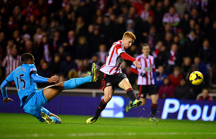Prem Roundup: Sunderland's Jack Colback has a shot at goal which flies over the bar again