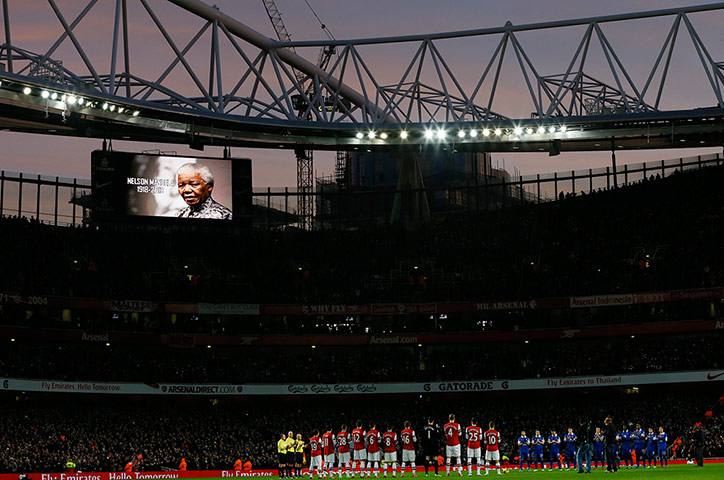 arsenal: minute's applause