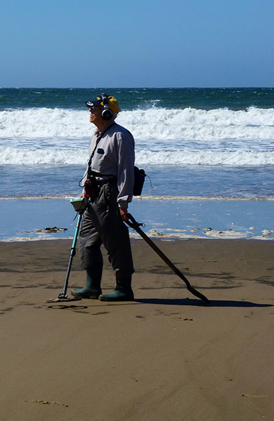Your Pictures - Prepare: man on beach with metal detector