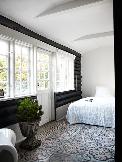 Homes - Nordic: bedroom with bed and plant