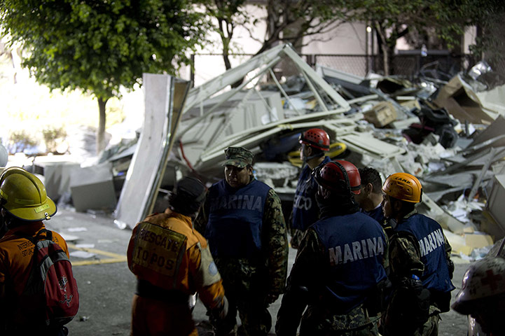 Mexico explosion: Rescue workers search for casualties