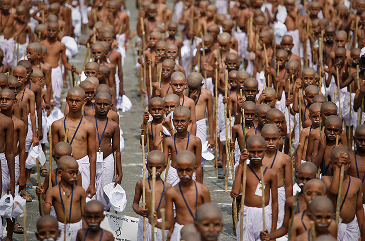 20 Photos: Indian children their heads shaved and dressed like Gandhi