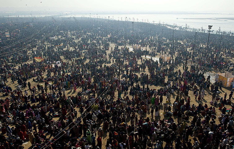 Maha Kumbh : Devotees make their way to bathe in the Sangam