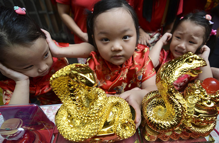 Chinese New Year: Chinese Filipino children protect their ears 