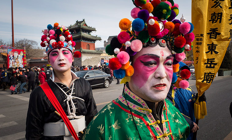 Chinese New Year: Performers entertain local crowds at the Dongyue Temple in Beijing, China