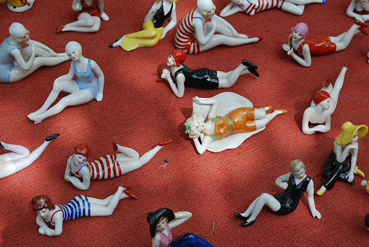 Your Pictures - Glamour: figurines in bathing suits against a red background