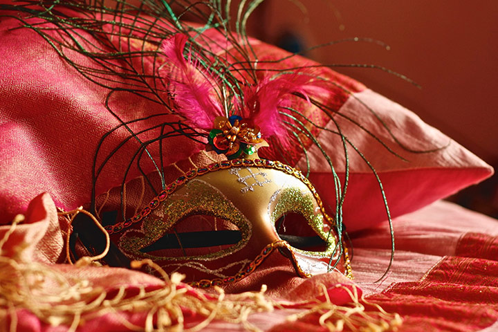 Your Pictures - Glamour: carnival mask against a red background and cushion