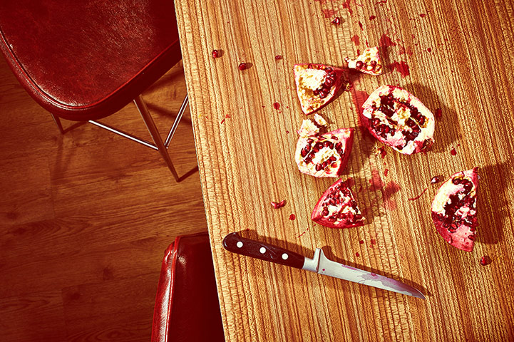  - Cut-pomegranate-on-table-009