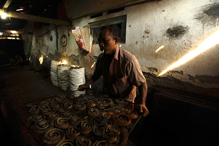 FTA: Beawiharta: Wakira puts a tray of snakes into an oven 