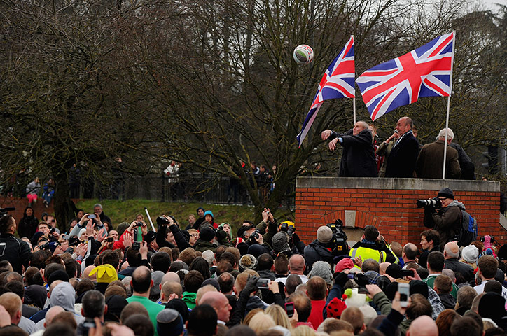 Ashbourne Shrovetide : Turning up
