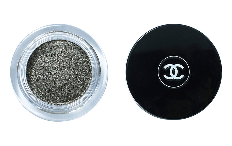 Accessories fashion: metallic eye shadow in pot
