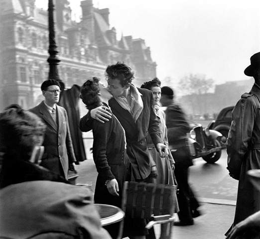 Love artworks: Kiss by the Hôtel de Ville, 1950, by Robert Doisneau