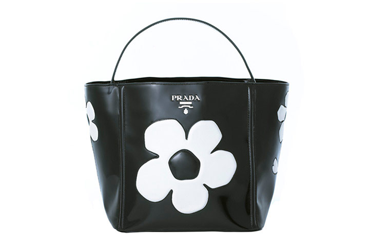 Accessories Monochrome: Black bag with white daisy 