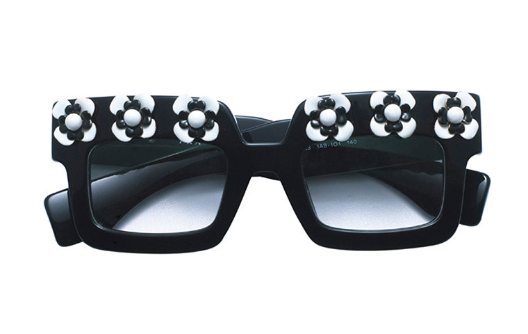 Accessories Monochrome: Black and white sunglasses