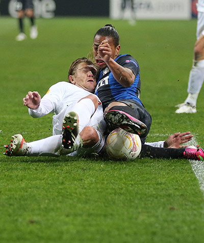 Europa League : Inter Milan's Alvaro Pereira challenges Cluj's Nicolas Godemeche