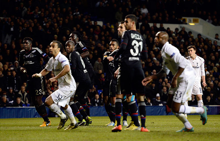 Europa League : Spurs and Olympique Lyonnais players watch as Gareth Bale scores his second