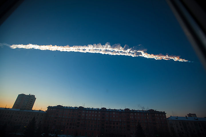20 Photos: A meteorite contrail is seen over Chelyabinsk