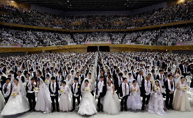 Guardian Camera Club: Couples from around the world participate in a mass wedding ceremony