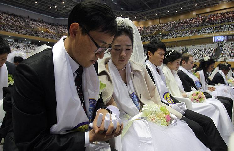 Mass wedding: Couples hold hands during the ceremony