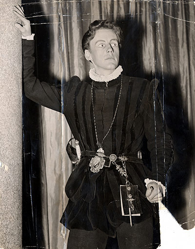 Richard Briers Obituary: Richard Briers As Hamlet at The Duthy Hall in London, 1956