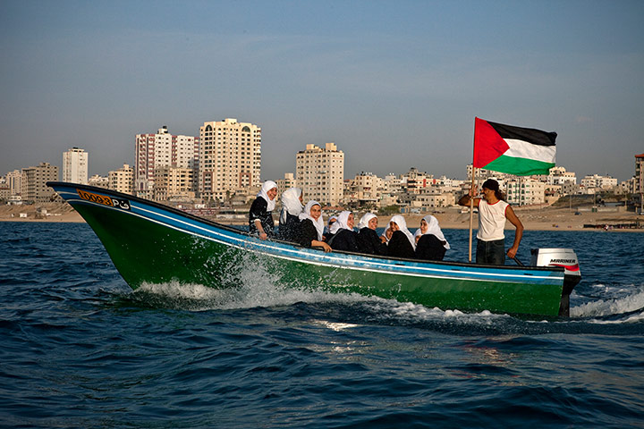 Big Pic - Tanya Habjouqa: palestinian schoolgirls on green speedboat at sea 