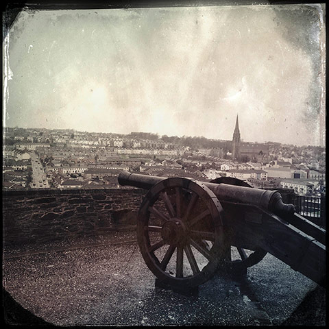 Olmos Derry: Cannons overlooking the Bogside in Derry