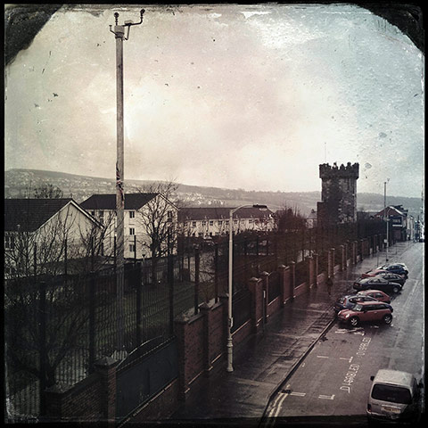 Olmos Derry: A peace wall in the Fountain estate as seen from the city walls in Derry