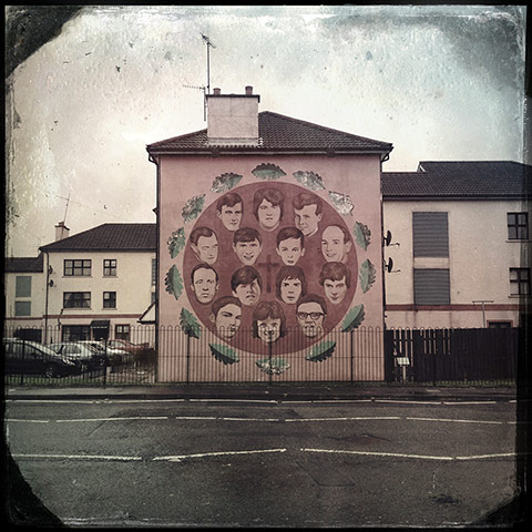 Olmos Derry: A mural in the Bogside to the Bloody Sunday victims in Derry