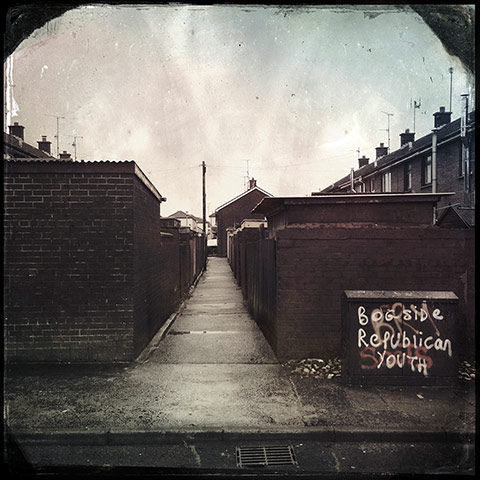 Olmos Derry: An alleyway in the Bogside in Derry
