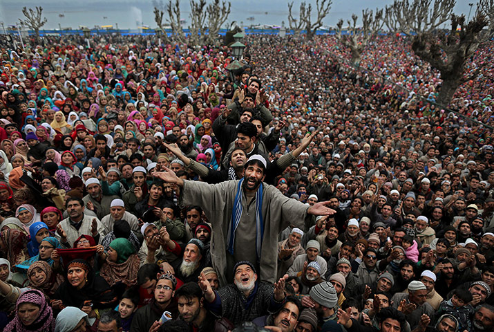 24 hours: ashmiri Muslims offer prayers