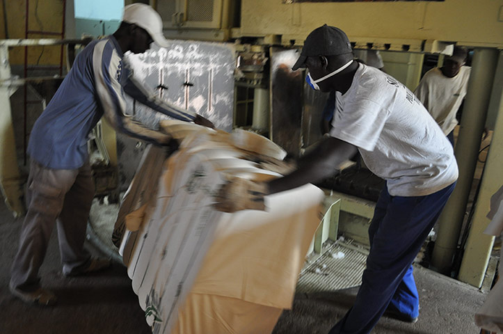 Fairtrade: Workers are baling the cotton