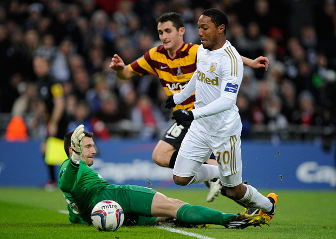 Capital One final 4: Matt Duke trips Jonathan De Guzman