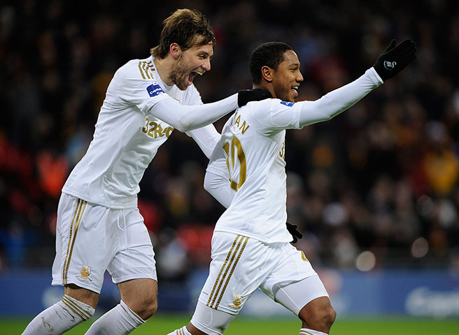 Capital One final 4: Jonathan De Guzman celebrates