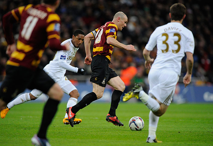 Capital One final 4: Gary Jones leads Bradford on a rare foray into their opponent's half
