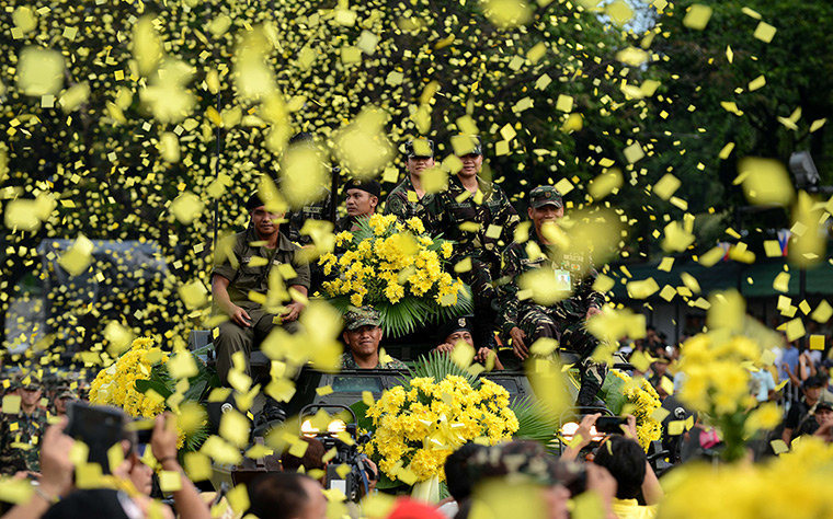 24 hours: Manila, Philippines: Soldiers participate in the re-enactment