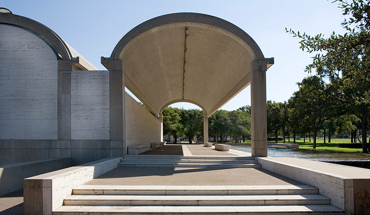 Louis Kahn: Colonnade on the north side, Kimbell Art Museum