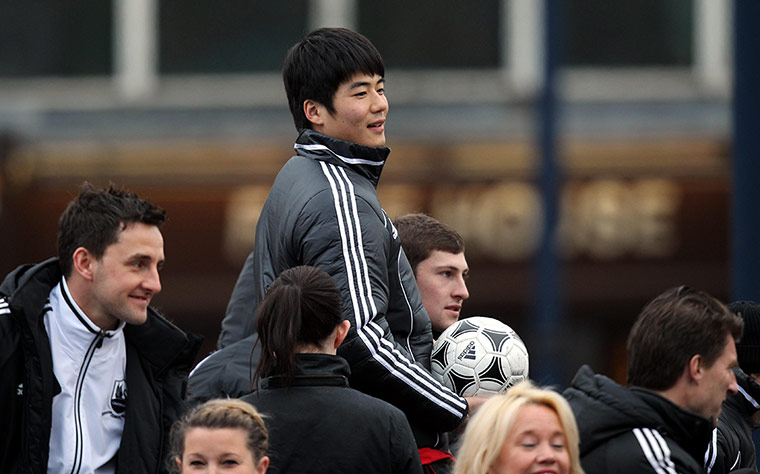 Swansea parade: Sung-Yueng Ki at Swansea City Bus Parade