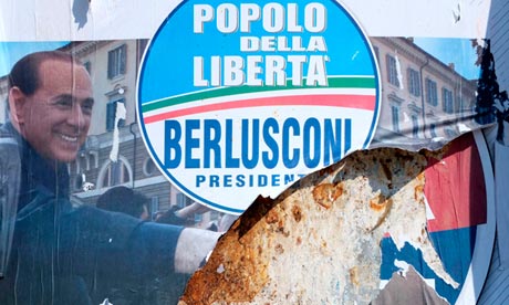 Pessoas de cartazes eleitorais do partido Liberdade são vistos em Roma