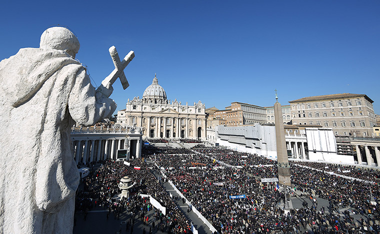 Pope Benedict XVI speech: The faithful fill St Peter's Square